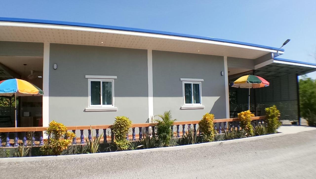 Hi Tech Resort Kabin Buri Esterno foto